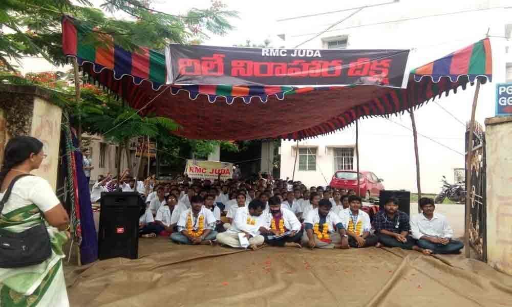 Junior doctors on relay fast to protest NMC Bill  in Kakinada