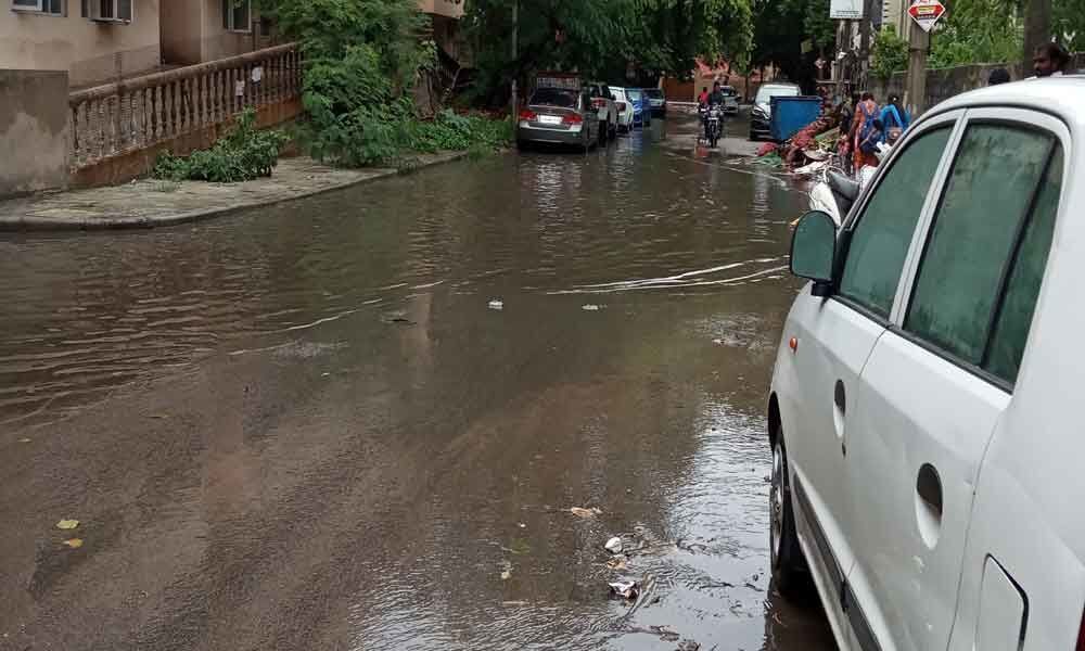 Inundation of roads affects traffic badly