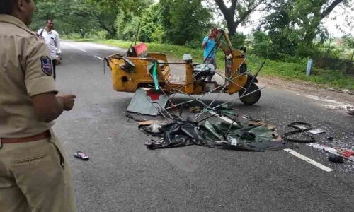 Asifabad: Auto washed away in river