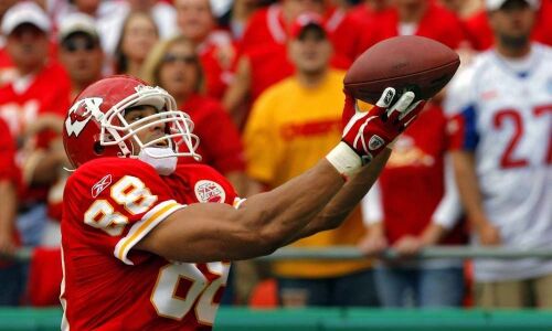 Gonzalez enters hall with 3 DBs who tried covering him