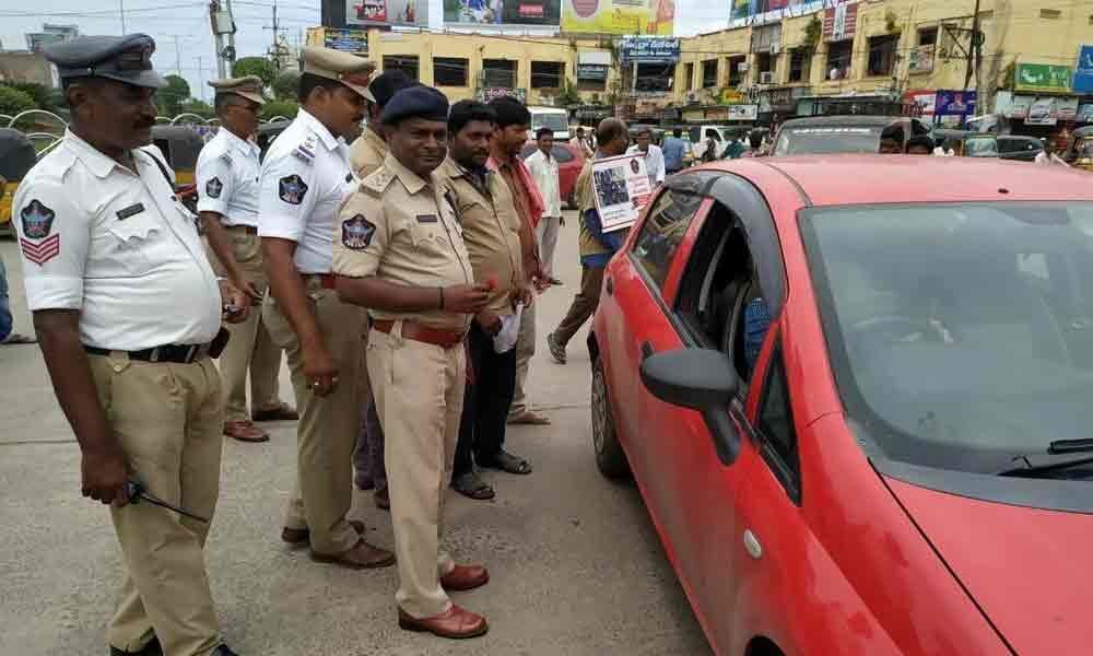 No Fine Day by traffic police observed in Machilipatnam