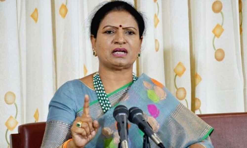 Aruna slams TRS government for ignoring pending projects
