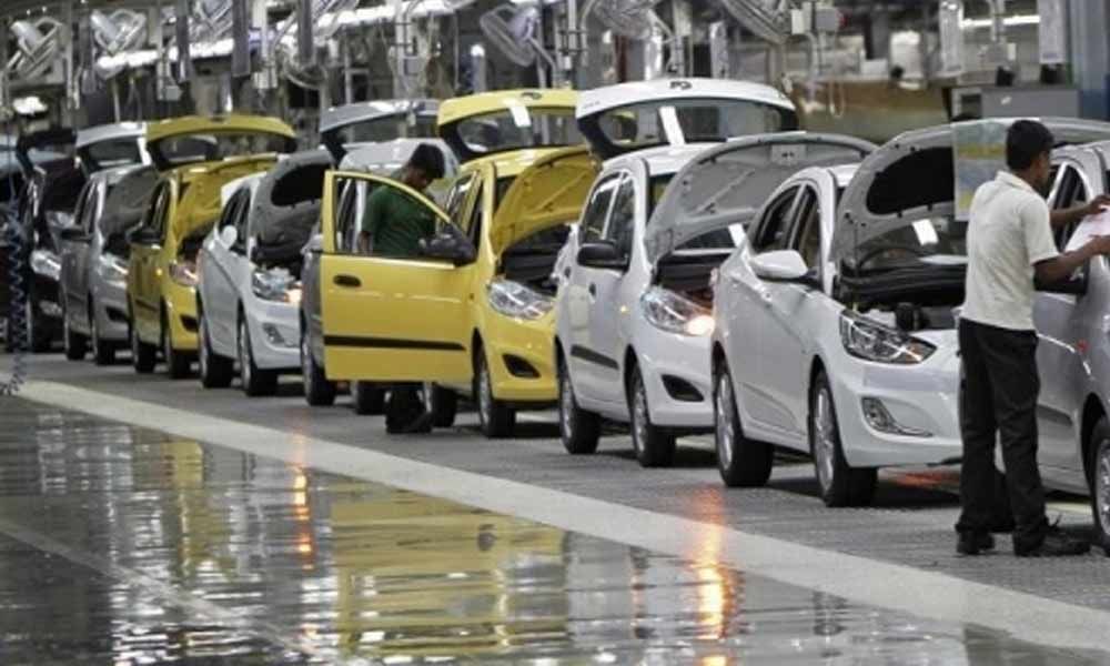 Auto industry may further cut production amid consumption slowdown