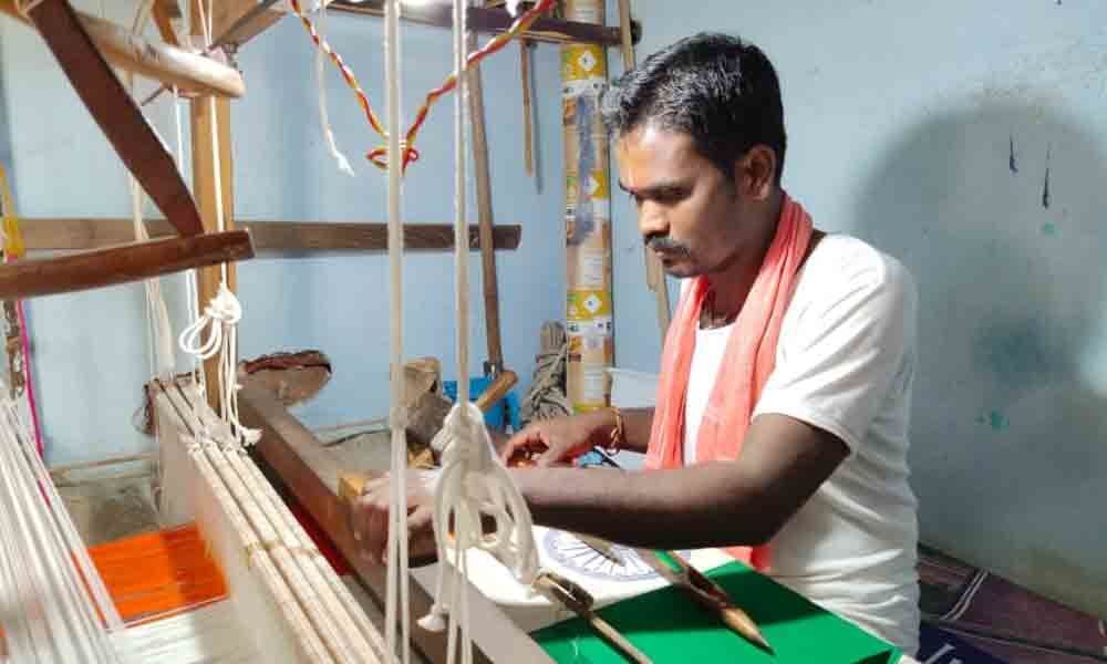 Handloom worker fulfils fathers dream in Gadwal