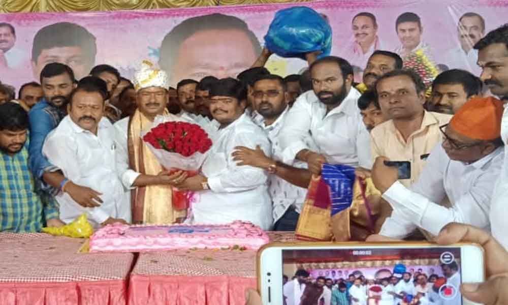 MLA Bethi Subhash Reddy celebrates birthday amid supporters