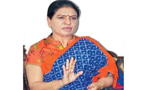 DK Aruna pays a visit to Mahbubnagar road accident victims