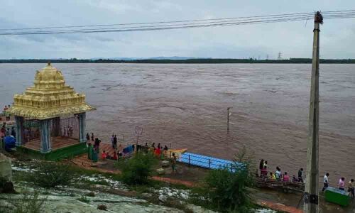 Godavari crosses first warning level in Bhadrachalam