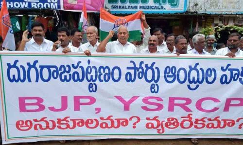 Congress stages stir for D-Port in Nellore