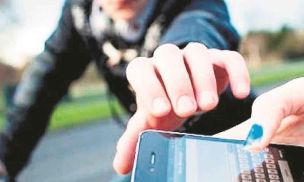 Food delivery boys cell phone snatched in Panjagutta PS limits