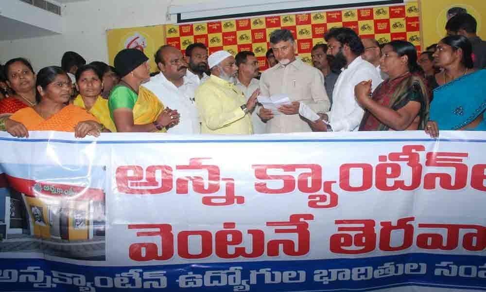 Chandrababu Naidu supports removed staff of  Anna Canteens