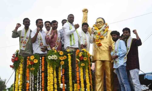 Telangana Jagruthi leaders paying tributes to Professor Jayashankar  in Nizamabad