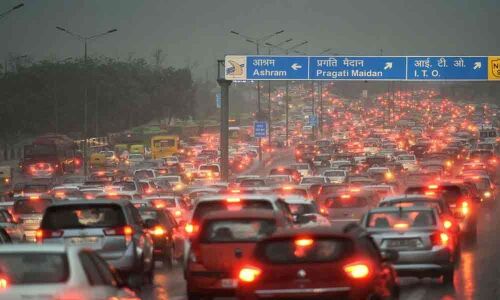Traffic snarls in Delhi due to rain