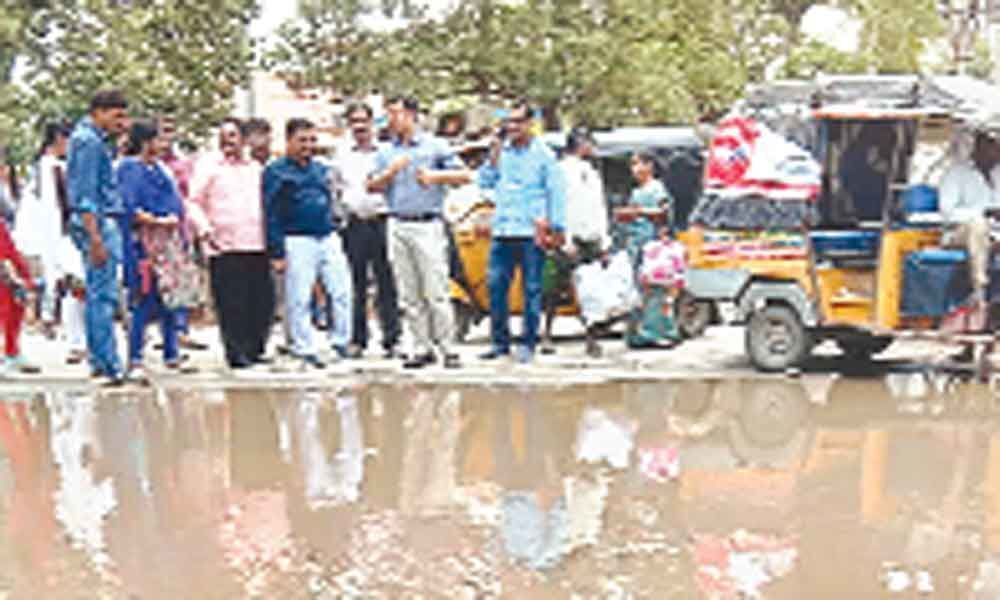 Zonal Commissioner J Shankaraiah inspects roads
