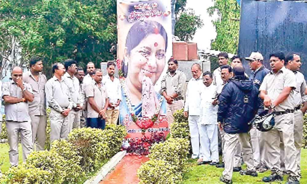 Trade union leaders pay tributes to Sushma