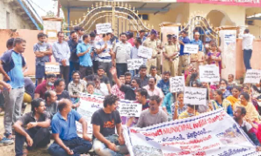 Vexed residents lay siege to Ameenpur municipal office