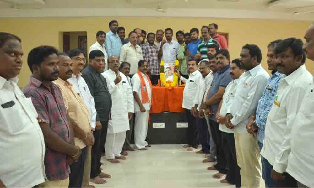BJP mourns Sushmas death, cadres pay tributes in Nalgonda