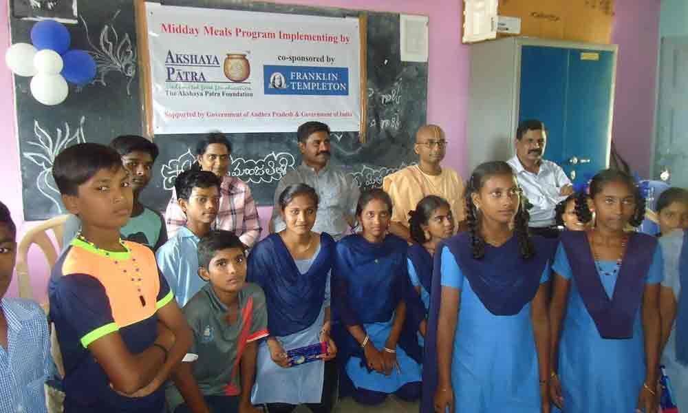 Franklin Templeton distributes food, geometry boxes to children in Visakhapatnam