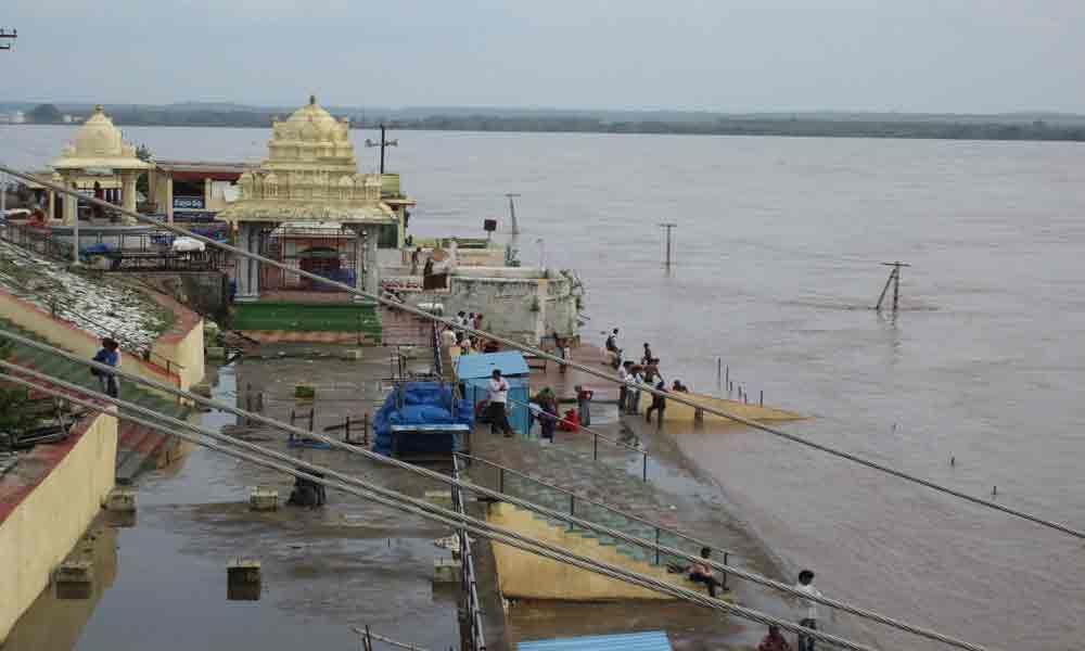 Godavari crosses first warning level in Bhadradri, babus on toes