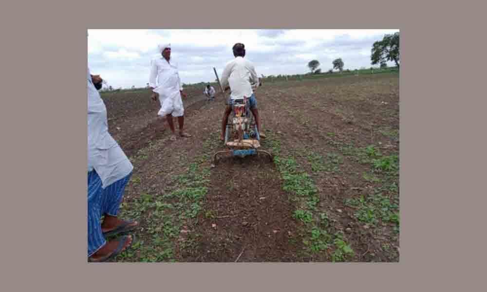 Farmer invents new way to remove weeds, wins accolades in Suryapet