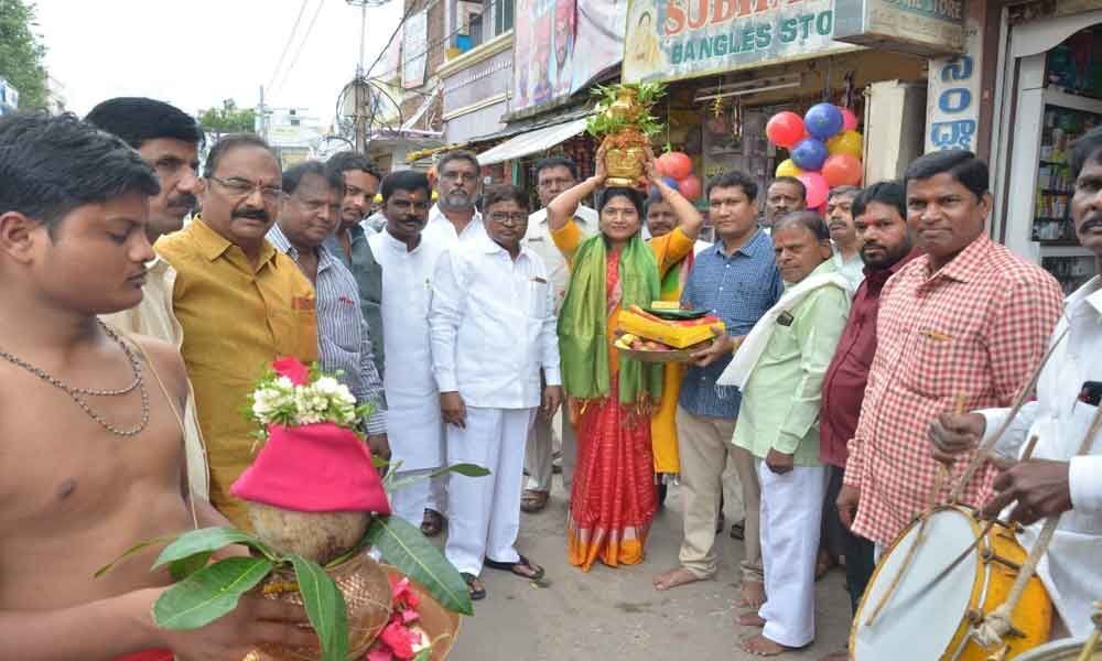 Tahsildar Farhana offers golden Bonam to Kali