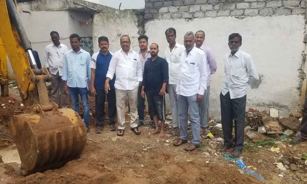 Corporator Dodla Venkatesh Goud inspects drainage works