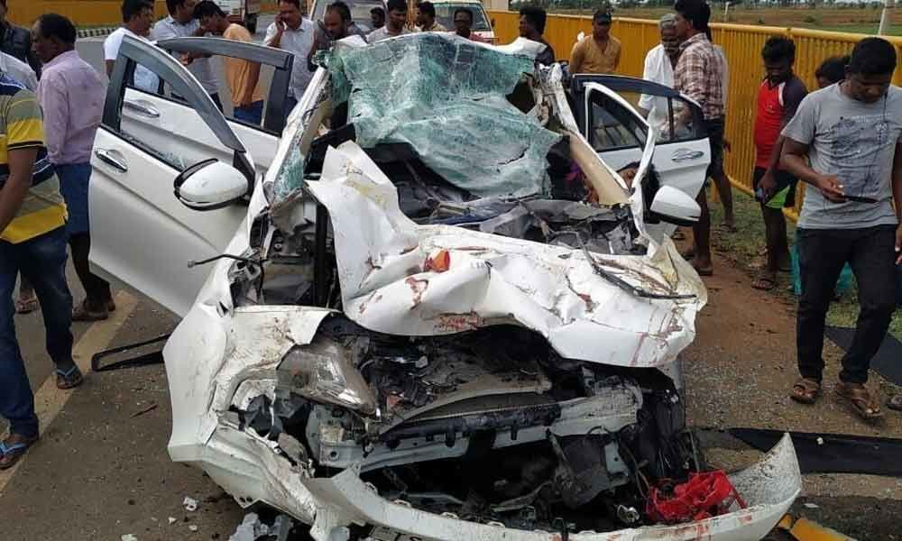 Six from Karimnagar killed as car crashes into parked lorry