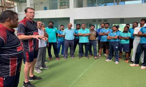 Pacer McGrath teaches bowling techniques