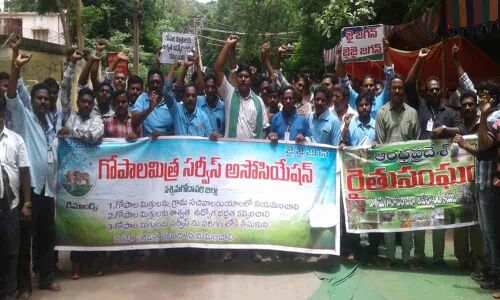 Gopalamitras stage dharna in Eluru