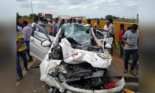 Six from Karimnagar killed as car crashes into parked lorry