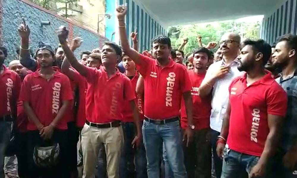 Zomato faces another controversy: Hindu and Muslim delivery Men will go on a Protest  against delivering beef and pork
