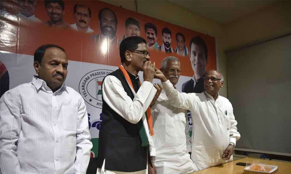 Congress hails Sonia Gandhi taking over reins of the party