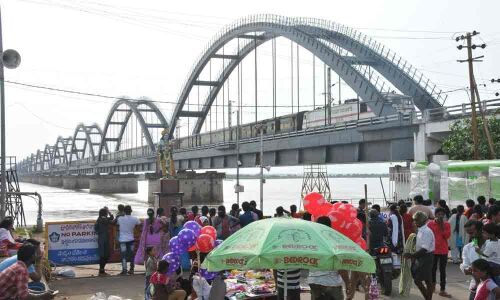 Crowds throng to watch Godavari floods in Rajamahendravaram