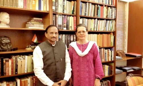 Activists cheer as Sonia back as Congress chief