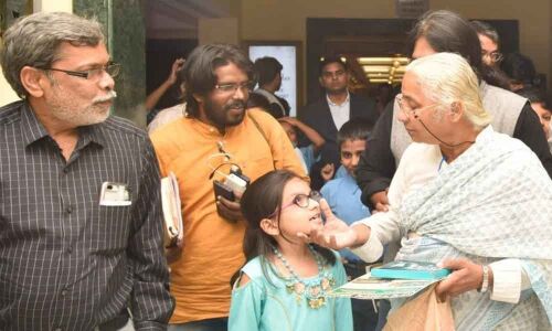 Medha Patkar pats child for anti-drugs campaign