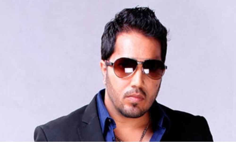 Mika Singh enthrals ISI officials, Dawoods relatives in Pakistan