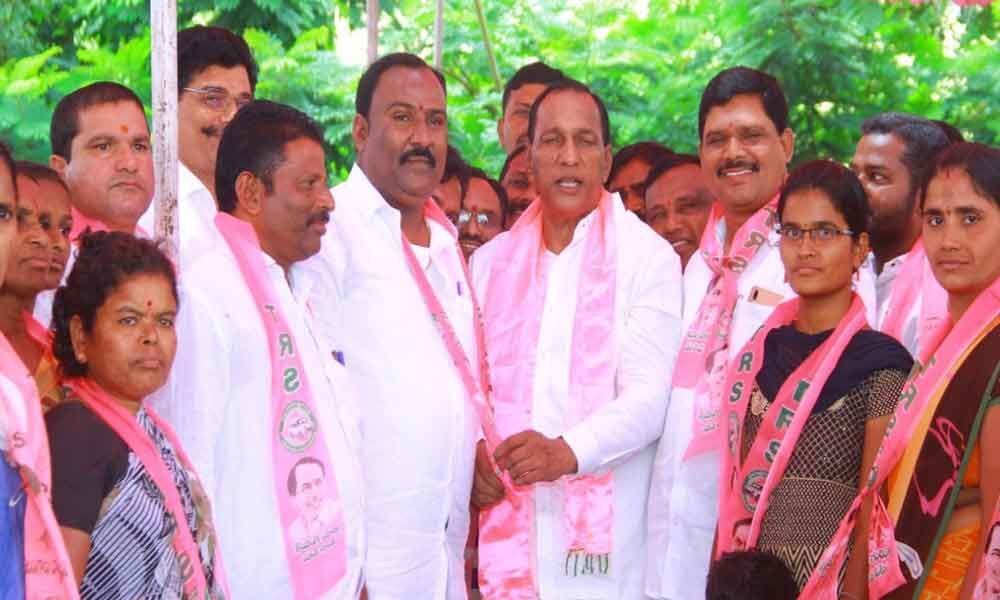 Congress leader and followers join TRS