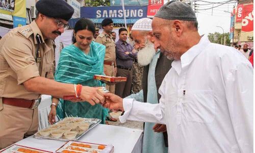 Eid celebrated amid curbs in J&K