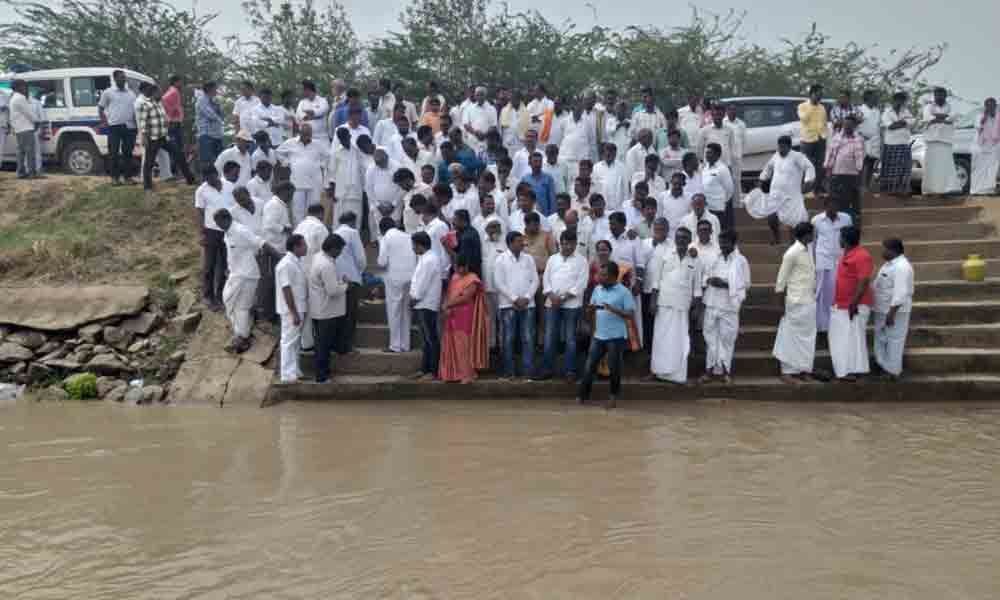 Water released into Rajoli Banda canal, farmers elated in Gadwal