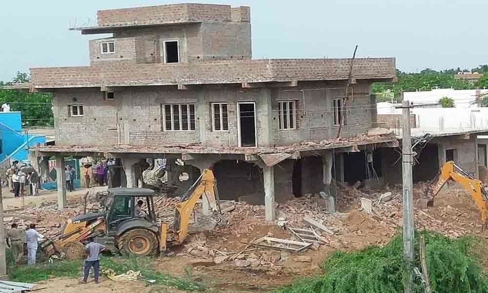 Ex-NUDA chief obstructs demolition of house, held in Nellore