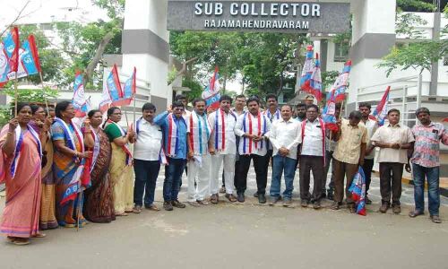 BC leaders stage dharna in Rajamahendravaram