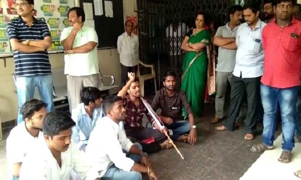 Students Federation of India protests against classes on Sundays