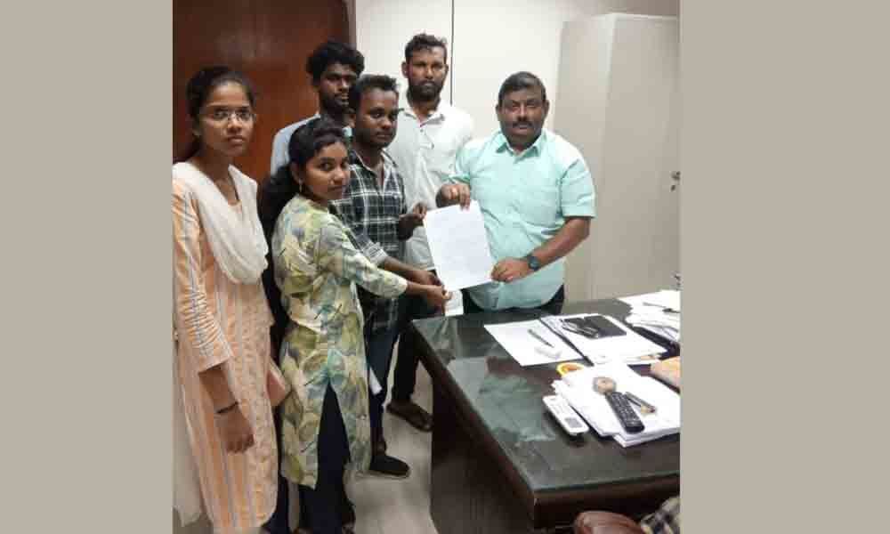 Solve issues of degree students, demands Telangana Vidyarthi Vedika in Karimnagar