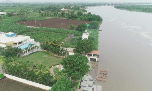 Flood threat to Chandrababu Naidus residence in Undavalli