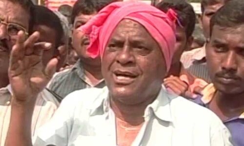 Bangi Anantaiah protest over closure of Anna canteens