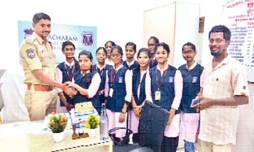 College Students tie rakhis to policemen