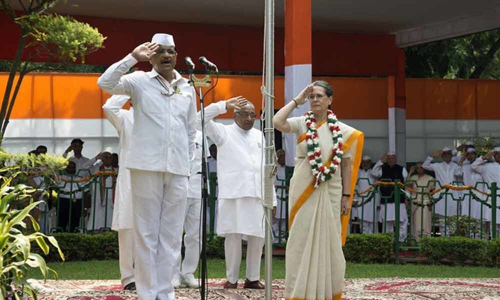 Sonia Gandhi hoists Tricolour at Congress office
