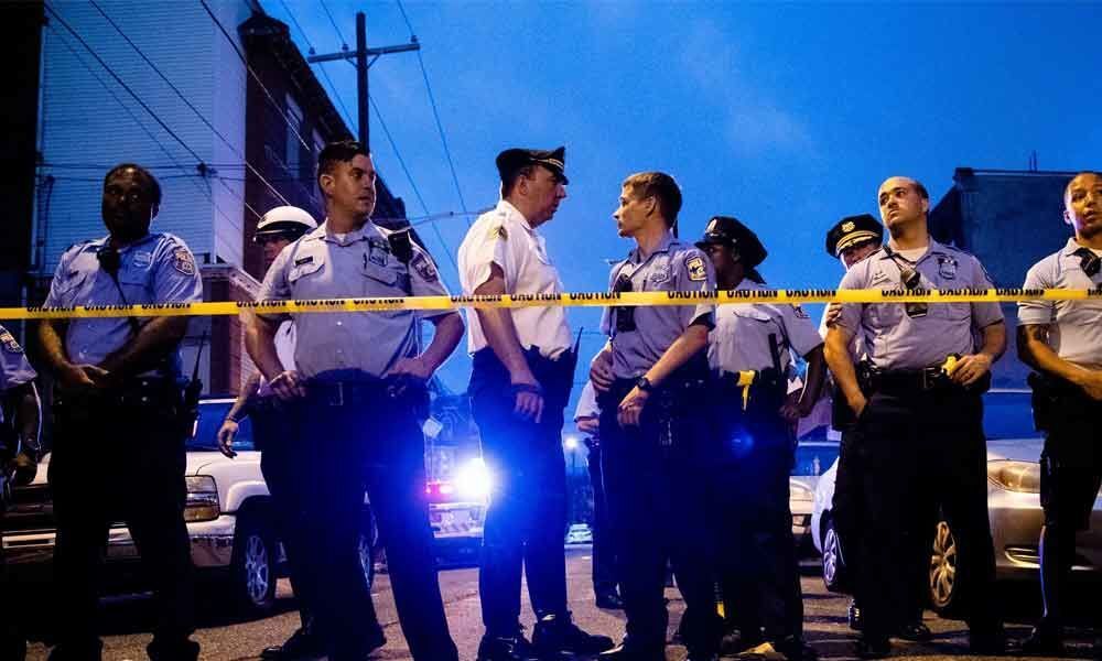 Gunman wounds six cops in US