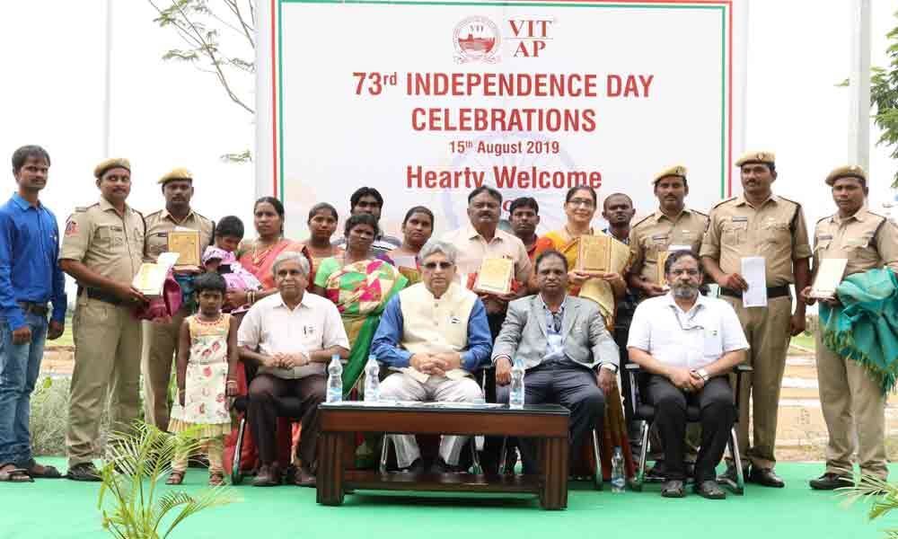 10 get appreciation for bravery on I-Day in VIT-AP