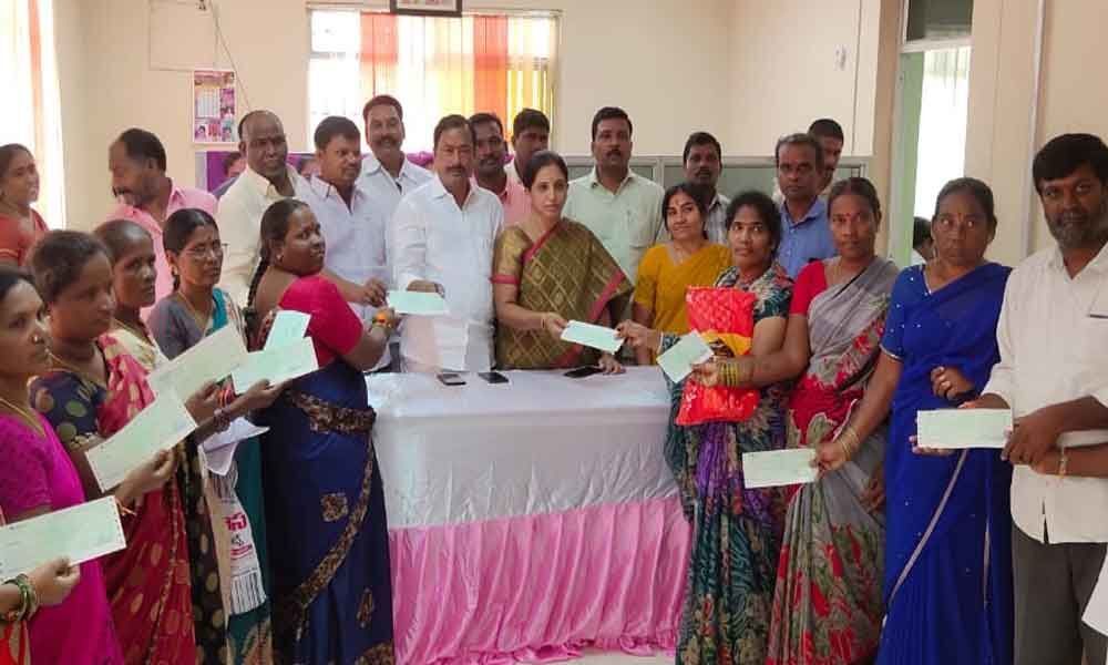 MLA Bethi distributes Kalyana, Shaadi cheques