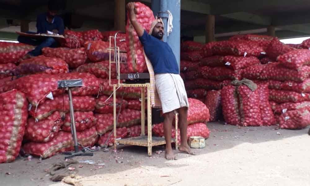 Onion prices rise, begin to bring tears to consumers